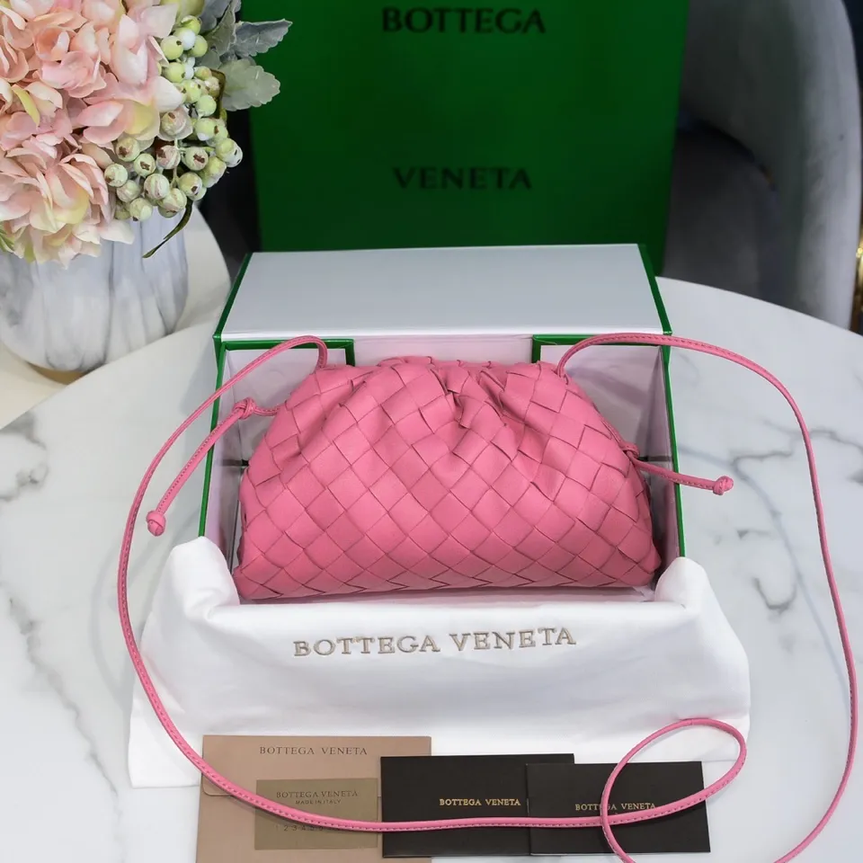 Batch 1260 large grid weaving The pouch cloud bag is the first series designed by former Celine designer Daniel Lee after joining BV. The upper body is extremely ecstatic ~ fashionable and classy ~ elegant and concise, lazy and intellectual size: 23*13*8 [Little Cloud Rough Weave#]